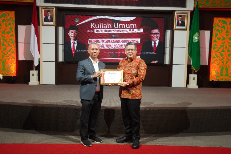 Dr Hasto Kristiyanto Beri Kuliah Umum Geopolitik Soekarno dan Pertahanan Negara di UIR