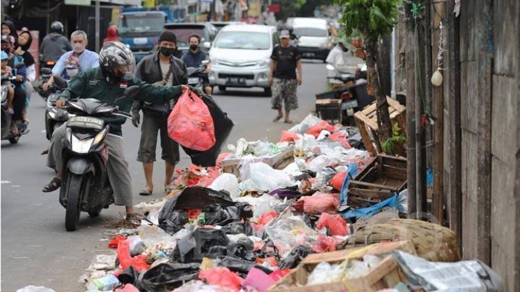 Buang Sampah Sembarangan, Warga Pekanbaru Siap-siap Disanksi Hingga Rp5 Juta