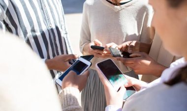 Cemas Jika Tak Pegang Ponsel? Mungkin Anda Nomophobia