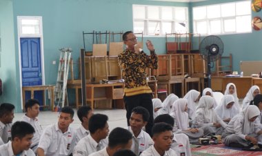 Anggota Bawaslu Pekanbaru Taufik Hidayat Ajak Siswa SMAN 10 Jadi Agen Pengawas Pemilu