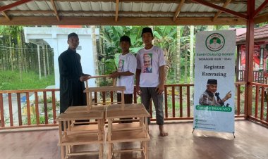 Santri Dukung Ganjar Bantu Puluhan Meja Mengaji ke Rumah Tahfiz Reteh