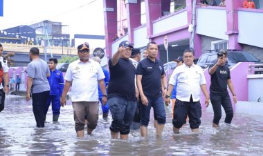 Pj Wali Kota Pekanbaru Muflihun Tinjau Banjir di Jalan Puyuh Mas