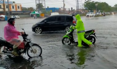 Kapolresta Pekanbaru dan Kasatlantas Bantu Warga yang Kendarannya Mogok Saat Banjir