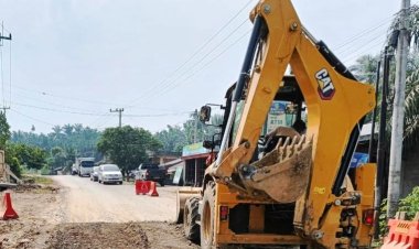 Dinas PUPR-PKPP Riau Siagakan Alat Berat untuk Antisipasi Longsor dan Jalan Ambles