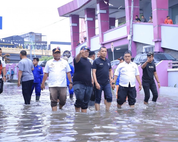 Pj Wali Kota Pekanbaru Muflihun Tinjau Banjir di Jalan Puyuh Mas