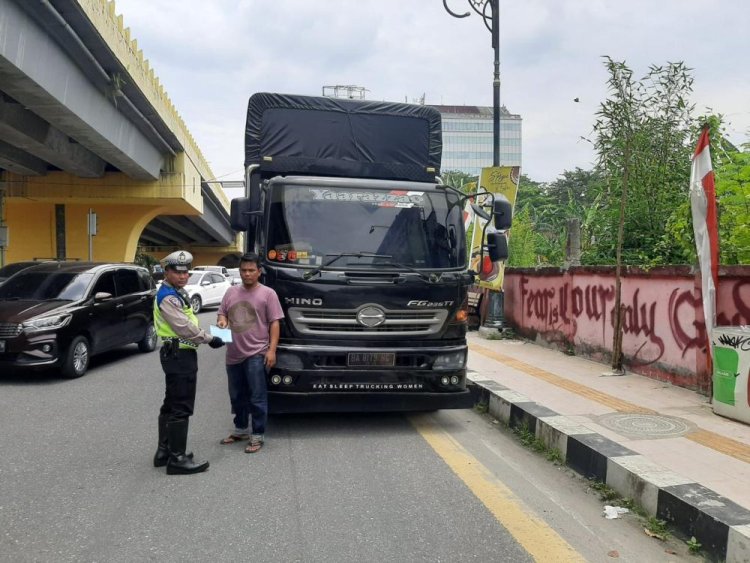 Truk Bertonase di Atas 8 Ton Dilarang Masuk ke Dalam Kota Pekanbaru, Akan Ditindak Dishub dan Polisi