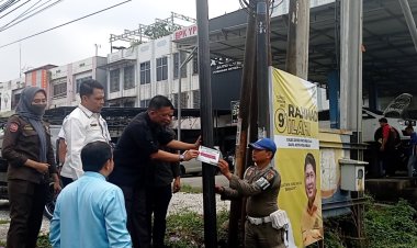 Satpol PP Pekanbaru Segel Tiang Fiber Optik Berizin di Kelurahan Labuh Baru Timur