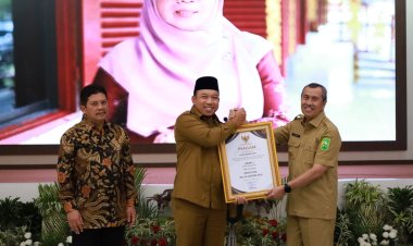 Target UHC Siak Tercapai, Bupati Terima Penghargaan Dari BPJS Kesehatan