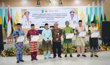 Gubri Syamsuar Serahkan Penghargaan Kepada Lima OPD dengan Nilai IP ASN Terbaik di Lingkungan Pemprov Riau