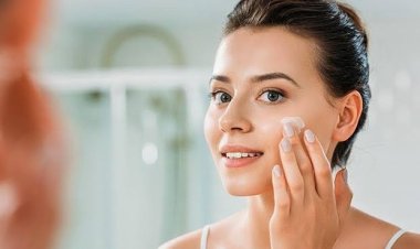 5 Cara Merawat Wajah saat Musim Hujan, Tetap Pakai Sunscreen