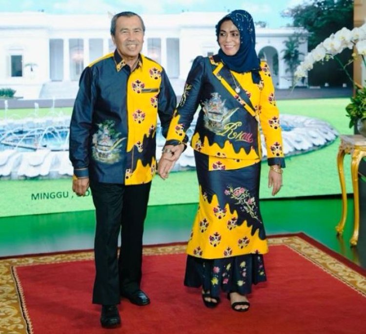 Peringati Hari Batik Nasional, Gubri Syamsuar dan Istri Promosikan Batik Riau di Istana Negara