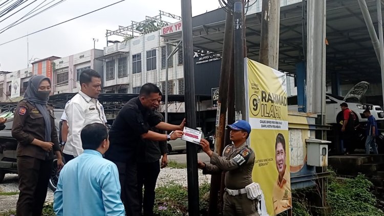 Satpol PP Pekanbaru Segel Tiang Fiber Optik Berizin di Kelurahan Labuh Baru Timur