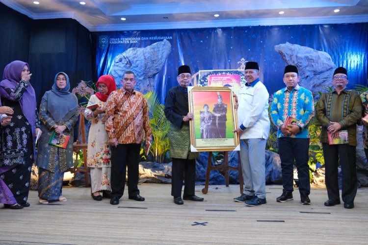Buku Kisah Permaisuri Raja Siak Diluncurkan, Alfedri : Menjadi Rujukan Sejarah Kesultanan Siak