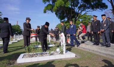 Plt Gubri Edy Natar Nasution Pimpin Upacara Hari Pahlawan dan Tabur Bunga di Taman Makam Pahlawan Kusuma Dharma