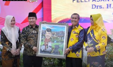 Ketua DPRD Provinsi Riau Yulisman Serahkan Karikatur kepada Syamsuar yang akan Mengakhiri Masa Tugas Sebagai Gubernur Riau