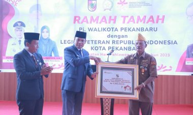 Peringatan Hari Pahlawan, Pemko Pekanbaru Serahkan Sagu Untuk Puluhan Veteran