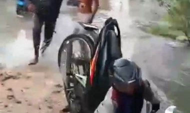 Banjir, Seorang Ibu Pengendara Motor Jatuh ke Dalam Lubang di Jalan Karya Massa Desa Tarai Bangun Kampar