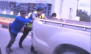 Kasat Lantas Polresta Pekanbaru Kompol Birgitta Atvina Wijayanti Bantu Dorong Mobil Mogok di Flyover Pekanbaru