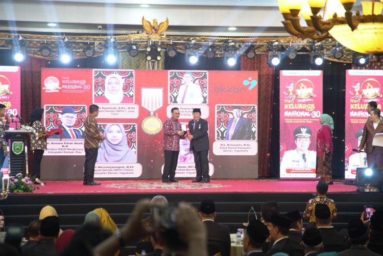 Bupati Rohul Terima Penghargaan Manggala Karya Kencana