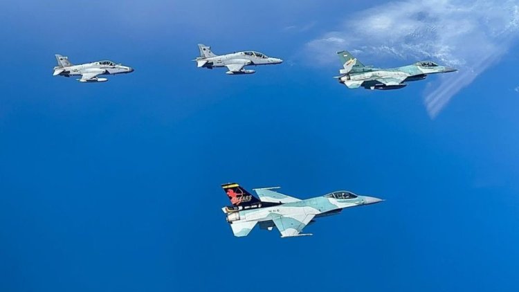 Pesawat Tempur F-16 TNI AU dari Skadron Udara 16 Wing Udara 6 Lanud Roesmin Nurjadin Patroli di Selat Malaka
