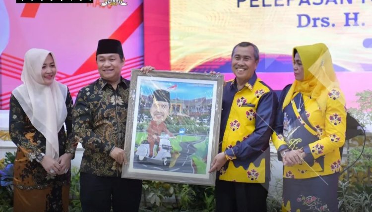 Ketua DPRD Provinsi Riau Yulisman Serahkan Karikatur kepada Syamsuar yang akan Mengakhiri Masa Tugas Sebagai Gubernur Riau