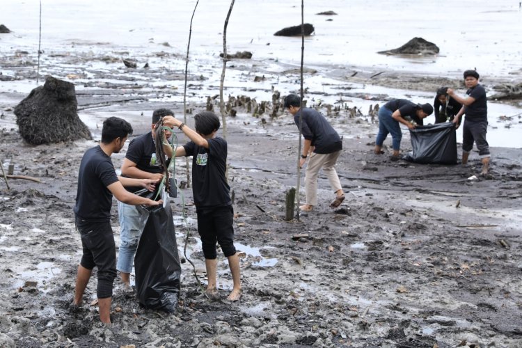 Civitas Ganjar Gelar Aksi Bersih Pantai di Dumai Riau Bersama Warga