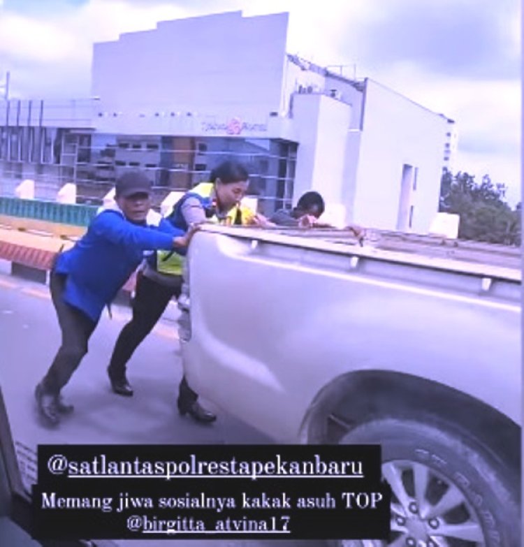 Kasat Lantas Polresta Pekanbaru Kompol Birgitta Atvina Wijayanti Bantu Dorong Mobil Mogok di Flyover Pekanbaru