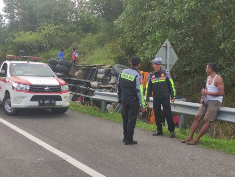 Dump Truk Tronton Angkut TBS Sawit Terbalik di Jalan Tol Pekanbaru-Dumai, Ini Dia Penyebabnya