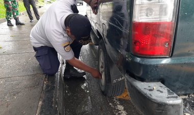 Parkir Sembarangan di Jalan Diponegoro, Petugas UPT Perparkiran Dishub Pekanbaru Gembosi Ban Mobil