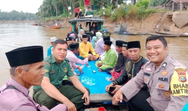 Menyusuri Sungai Rokan 3 Jam, Bhabinkamtibmas Polsek Pujud Sosialisasikan Pemilu Damai di Kepenghuluan Air Hitam Rohil