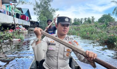 Polsek Pulau Burung Pakai Sampan Sosialisasi Pemilu Damai Kepada Masyarakat Desa Bukit Sari Intan Jaya