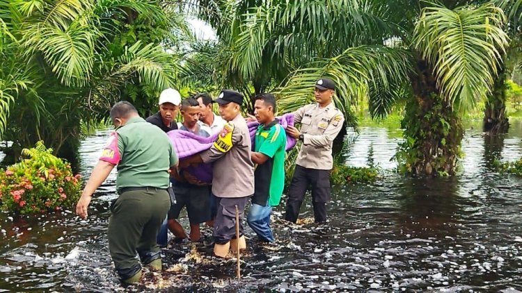 Polri Bersama TNI Bantu 923 KK Terdampak Banjir di Bengkalis, Kapolda Riau Kerahkan Jajarannya