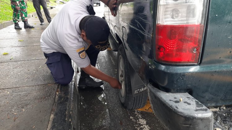 Parkir Sembarangan di Jalan Diponegoro, Petugas UPT Perparkiran Dishub Pekanbaru Gembosi Ban Mobil