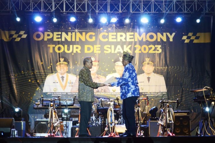 Siak Jadi Tuan Rumah Porprov XI Riau 2026, Ketua Umum KONI Riau Serahkan SK kepada Bupati Alfedri