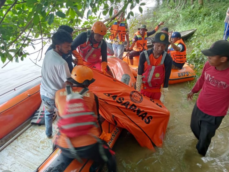 Tim Basarnas Pekanbaru Temukan Tami Nelayan yang Tenggelam di Sungai Kampar Telah Meninggal Dunia