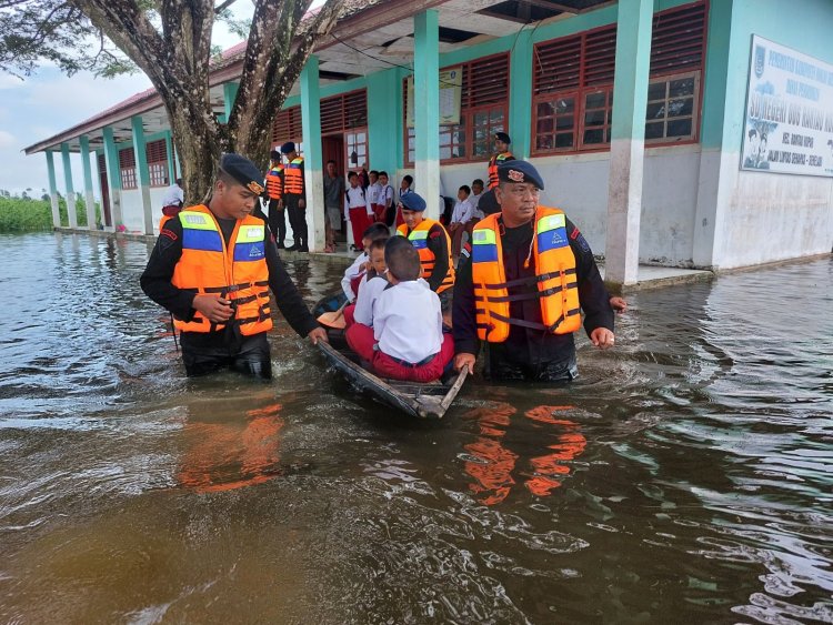 Personel Batalyon B Pelopor Satuan Brimob Polda Riau Seberangkan Siswa SD Terdampak Banjir di Rohil, Saksikan Penampakannya
