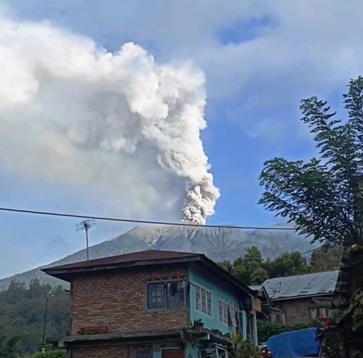 Gunung Marapi Kembali Erupsi Pagi Ini, 12 Orang Pendaki Masih Dicari Tim SAR Gabungan