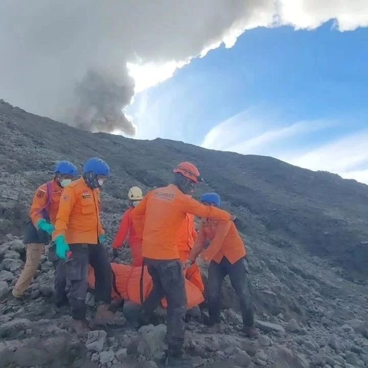 18 Korban Erupsi Gunung Marapi Akhirnya Ditemukan, Tim SAR Gabungan Mengevakuasi di Tengah Erupsi