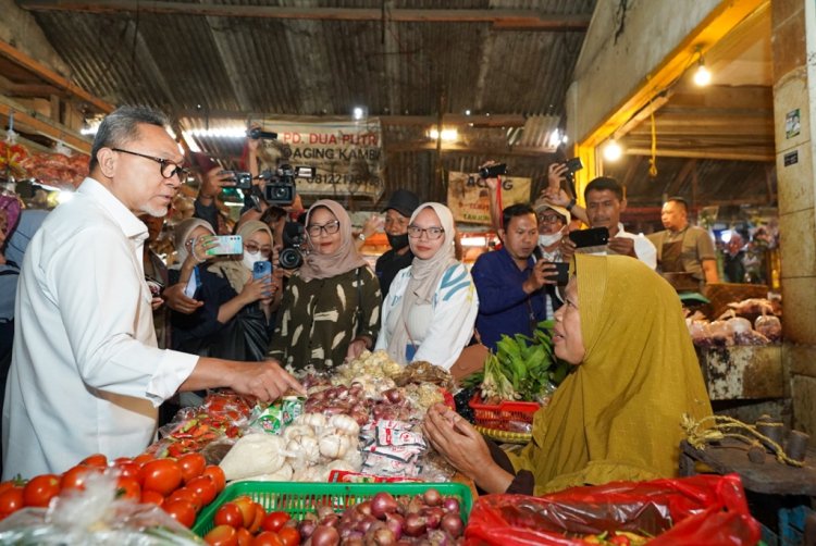Menteri Perdagangan Zulkifli Hasan Kunjungi Pasar Tanjungsari Sumedang, Cabai Merah Tembus Rp120 Ribu per Kg