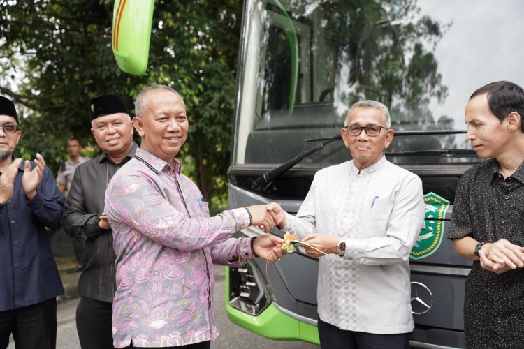UIR Jadi Kampus Pertama di Indonesia yang Memiliki Bus Marcedes Benz Jet 5