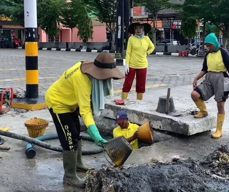 Cegah Banjir, Pasukan Kuning Dinas PUPR Pekanbaru Bersihkan Drainase Tersumbat di Jalan Soebrantas