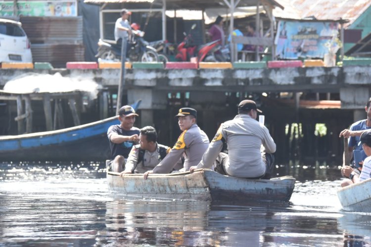 Sampaikan Pesan Damai dan Cooling System Pemilu 2024, Kapolsek Bukit Batu Rifendi Naiki Sampan Sisir Wilayah Pesisir Bukit Batu Laut