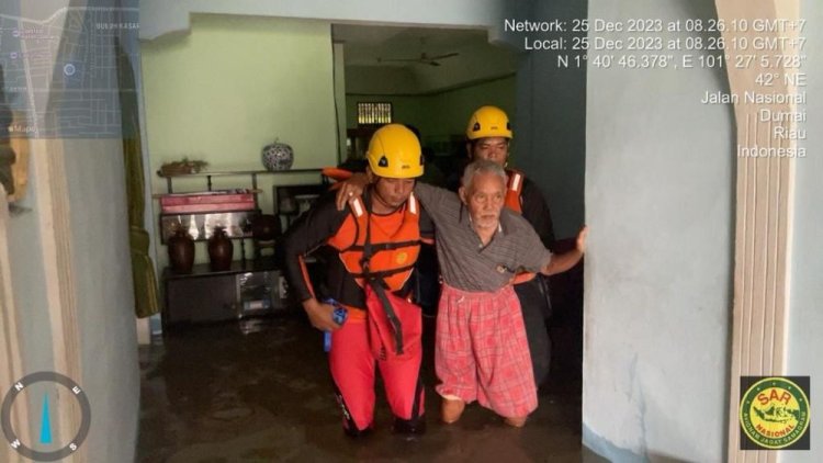 Tim Basarnas Pekanbaru Evakuasi Dua Lansia Terjebak Banjir di Kota Dumai
