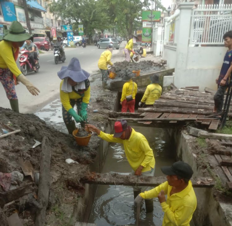 Cegah Banjir, Pj Wali Kota Pekanbaru Muflihun Ajak Masyarakat Gotongroyong Bersihkan Drainase di Lingkungannya