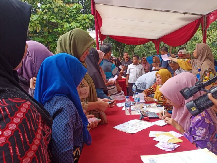Pasar Murah Pemprov Riau di halaman Kantor Camat Sukajadi Pekanbaru Laris Diserbu Warga