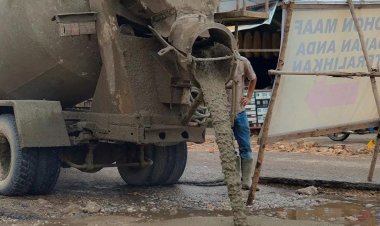 Dinas PUPR Pekanbaru Cor Lubang di Badan Jalan Sigunggung yang Rusak Parah
