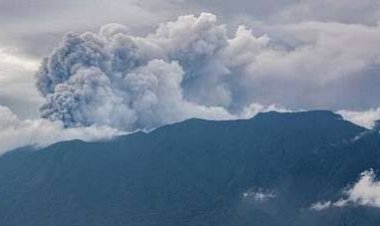 Gunung Marapi Sumbar Kembali Erupsi Diiringi Dentuman Keras