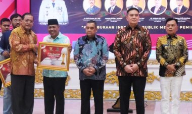 Ketua Komisi I DPRD Provinsi Riau Eddy A Mohd Yatim Terima KI Riau Award Achievement Motivation Person