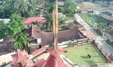 Ornamen Hias Puncak Atap Cagar Budaya Masjid Jami’ Air Tiris di Kampar Disambar Petir