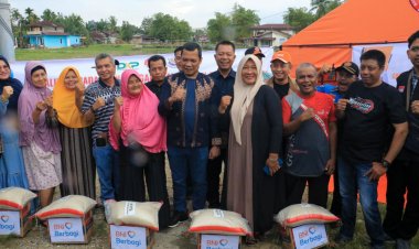 Pj Wali Kota Pekanbaru Muflihun Salurkan Bantuan Beras untuk Warga Terdampak Banjir